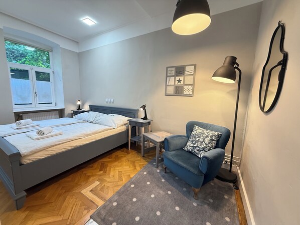 3 makuuhuonetta, työpöytä, silitysrauta/-lauta, vauvan matkasänky
