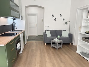 Kühlschrank, Mikrowelle, Ofen, Herdplatte