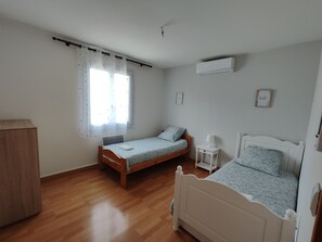 3 soverom, skrivebord, reiseseng for barn og wi-fi (inkludert)