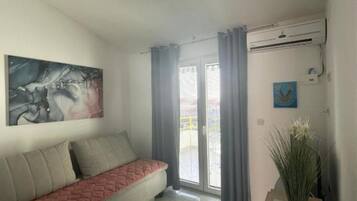 Apartment (One Bedroom Apartment with Balcony (A) | Wohnzimmer | 32-Zoll-Flachbildfernseher mit Kabelempfang