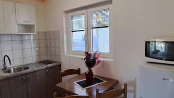 Studio (Studio Apartment with Balcony (APP1)) | Private kitchen | Fridge