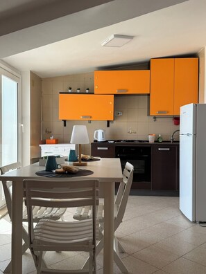 Kühlschrank, Ofen, Herdplatte, Wasserkocher mit Kaffee-/Teezubehör