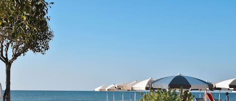 Plage privée à proximité, chaises longues, parasols, serviettes de plage