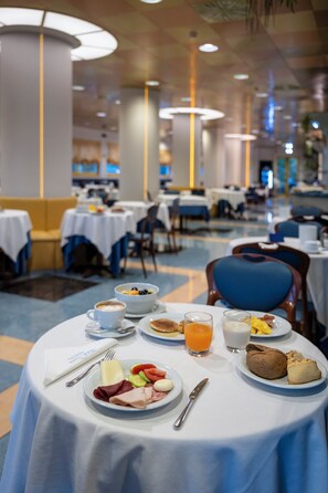 朝食 (ビュッフェ)、毎日提供 (無料)