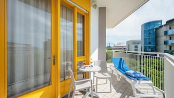 Superior-Zimmer, eingeschränkter Meerblick | Terrasse/Patio