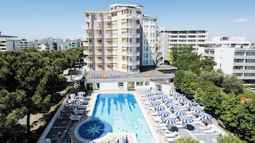 Piscine extérieure (ouverte en saison)