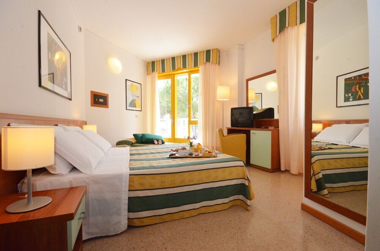 Chambre Triple, balcon | Minibar, coffres-forts dans les chambres, bureau, Wi-Fi gratuit