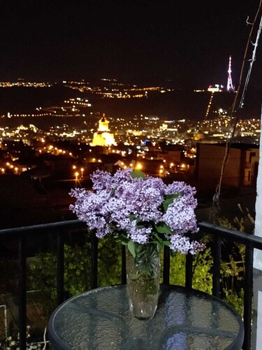 Walking distance to Cathedral, perfect place for wine lovers and thinkers. 