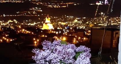 Walking distance to Cathedral, perfect place for wine lovers and thinkers.