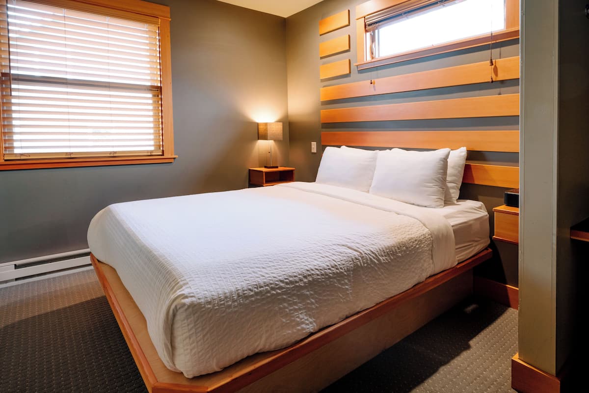 Double Room, 1 Queen Bed, Non Smoking | Free WiFi, bed sheets