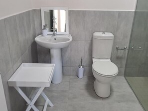 Een haardroger, handdoeken, zeep, shampoo