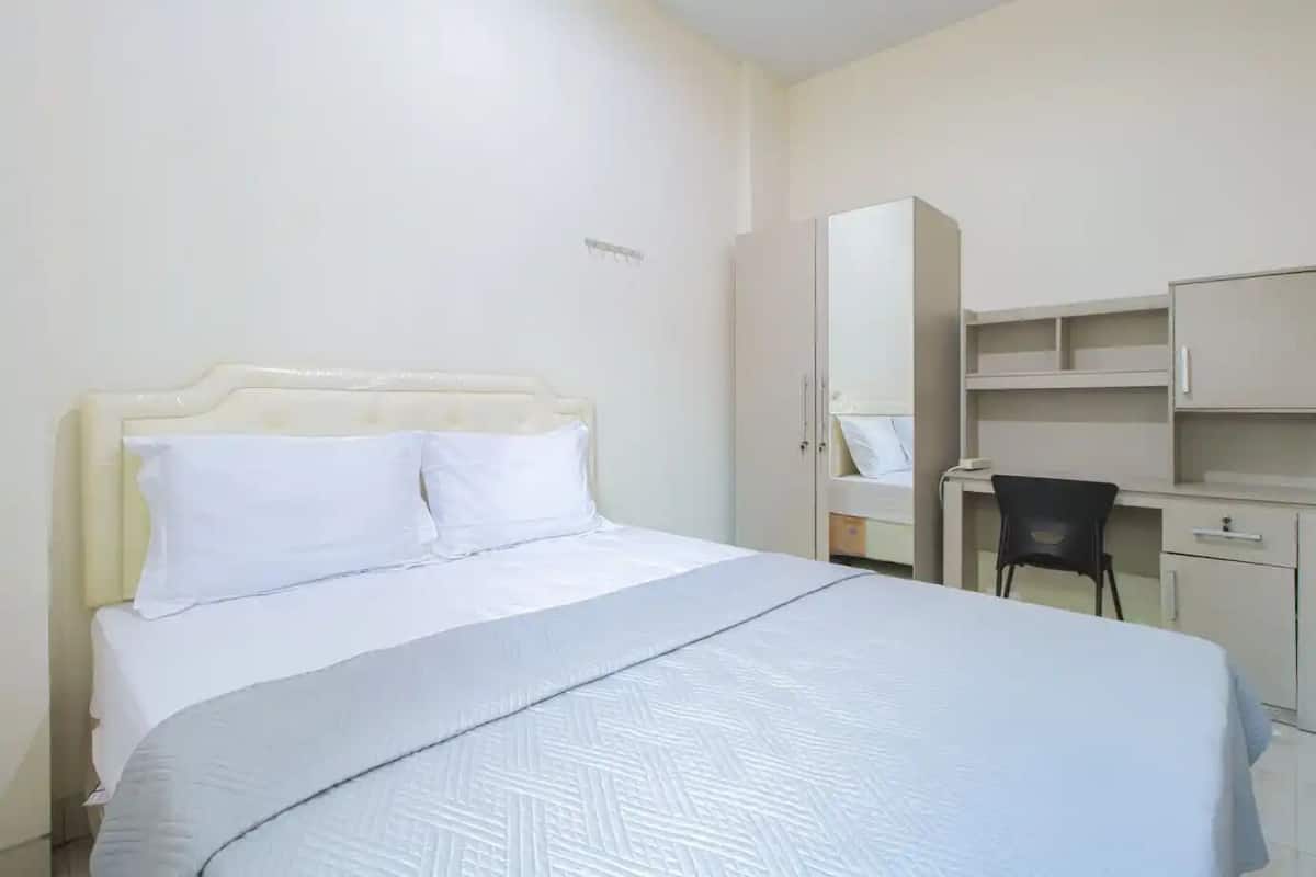 Une chambre à coucher avec un lit, un bureau et une chaise.