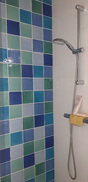 Regadera, secadora de cabello, toallas, jabón