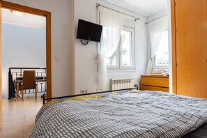 2 bedrooms, iron/ironing board, travel cot, free WiFi