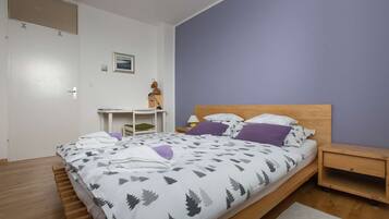 2 bedrooms, desk, iron/ironing board, WiFi