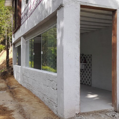 Casa Nova e Aconchegante na Mata Atlântica com Piscina Natural Próxima