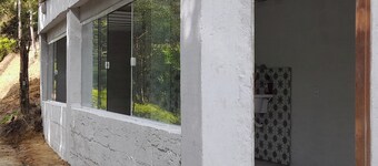 Casa Nova e Aconchegante na Mata Atlântica com Piscina Natural Próxima