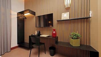 Chambre Double Classique, vue ville | Mini-bar avec articles gratuits, coffres-forts dans les chambres, bureau