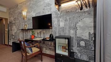 Chambre Triple Deluxe, vue ville | Mini-bar avec articles gratuits, coffres-forts dans les chambres, bureau