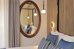 Habitación triple Deluxe, vistas a la ciudad | Minibar (con algunos artículos gratuitos), caja fuerte, escritorio