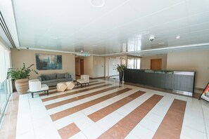 Apartment (0 Bedroom) | Lobby sitting area - Cozy Studio With Balcony in The Greens (Dubai)