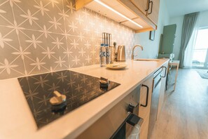 Huoneisto (0 Bedroom) | Yksityinen keittonurkkaus | Mikroaaltouuni, uuni, liesi, astianpesukone