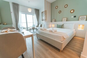 Iron/ironing board, bed sheets