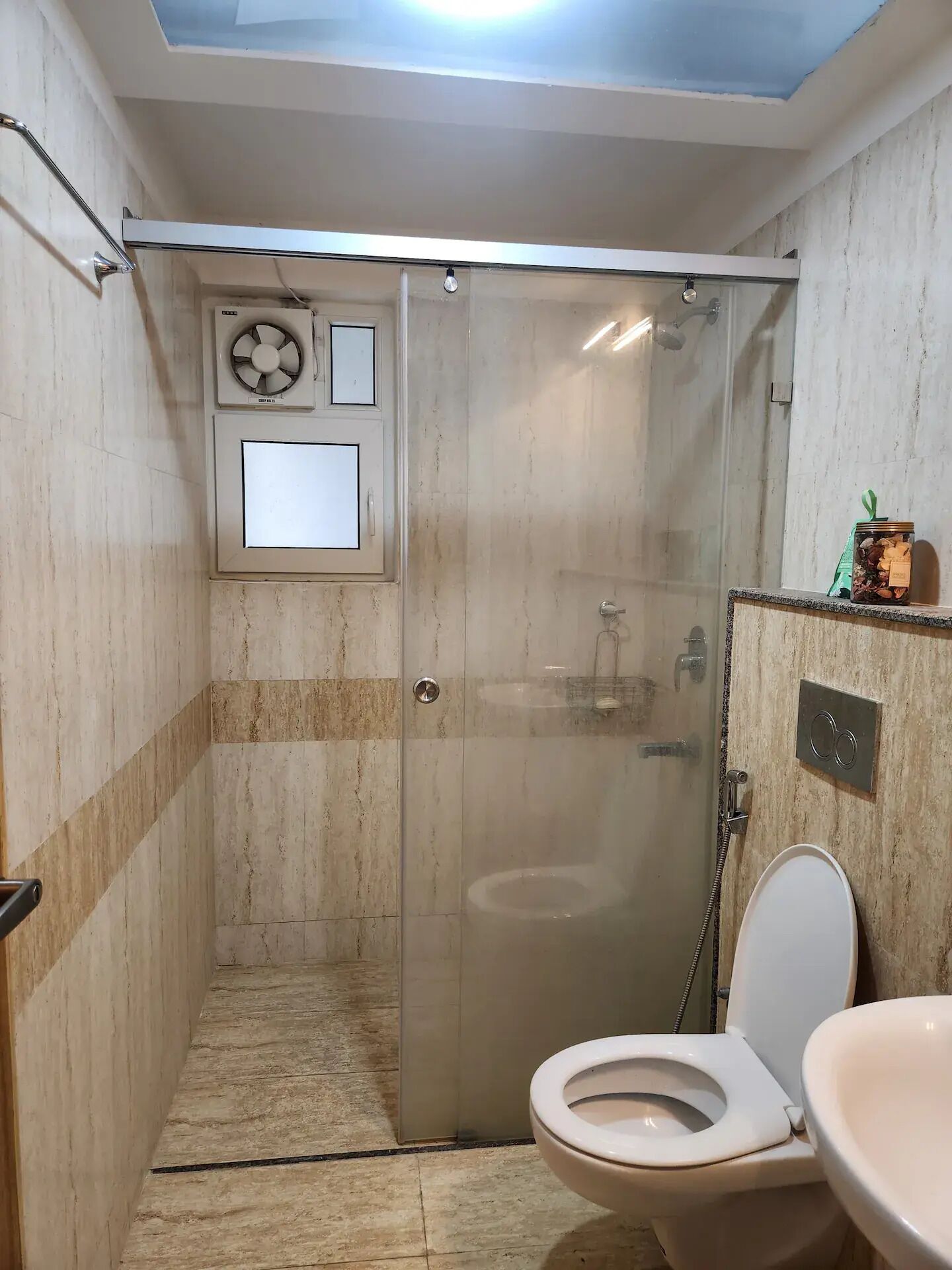 Een douche, handdoeken, zeep, shampoo