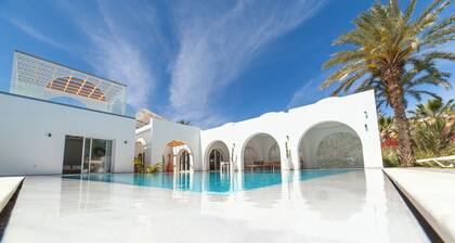 AZUL VILLA, 5 minutes from the beach, Luxury Villa super for families.