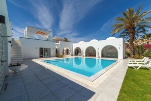 Indoor pool - AZUL VILLA, 5 minutes from the beach, Luxury Villa super for families. (Médenine)