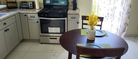 Kühlschrank, Ofen, Herdplatte, Wasserkocher mit Kaffee-/Teezubehör