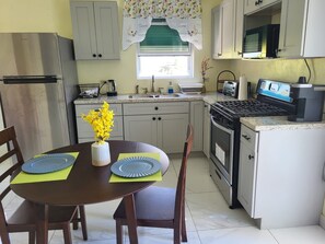 Kühlschrank, Ofen, Herdplatte, Wasserkocher mit Kaffee-/Teezubehör