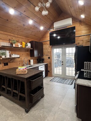 冷蔵庫、電子レンジ、オーブン、コンロ