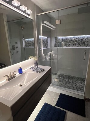 Douche, séchoir à cheveux, serviettes fournies, savon
