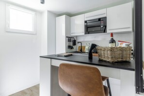 Fridge, microwave, stovetop, coffee/tea maker - Delightful apartment in Trastevere - MauveSweetRhome 1 (Roma)