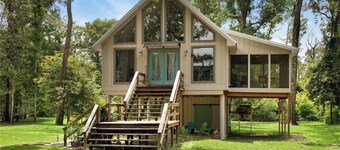 Cozy Whispering Hideaway- Indulge in serenity and unwind in nature.