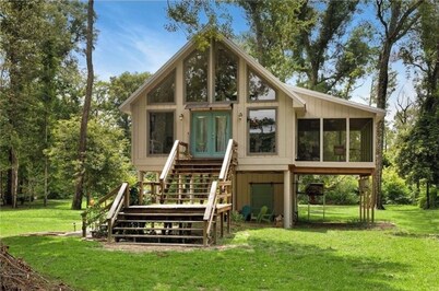 Cozy Whispering Hideaway- Indulge in serenity and unwind in nature.