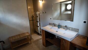Kahden hengen superior-huone (yksi tai kaksi sänkyä), vuoristonäköala (Room 4 Camille) | Kylpyhuone