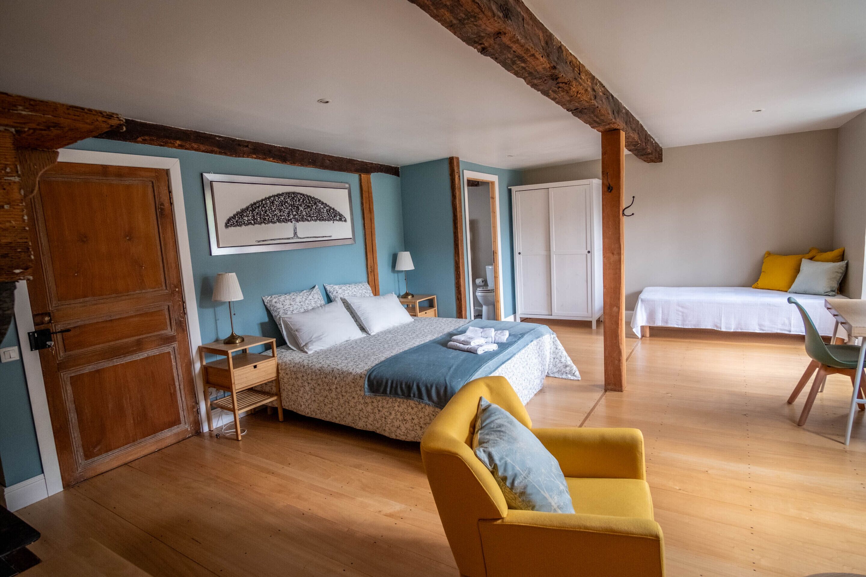 Habitación triple Deluxe, accesible para personas con discapacidad, baño privado ( Room 2 Agatha) | Wifi gratis