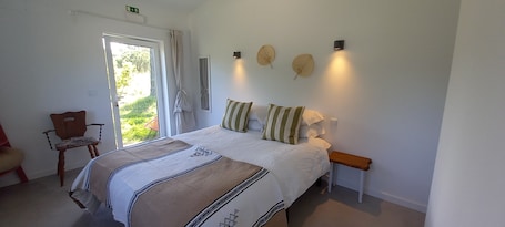 Minibar, desk, laptop workspace, blackout drapes. Monte da Urze