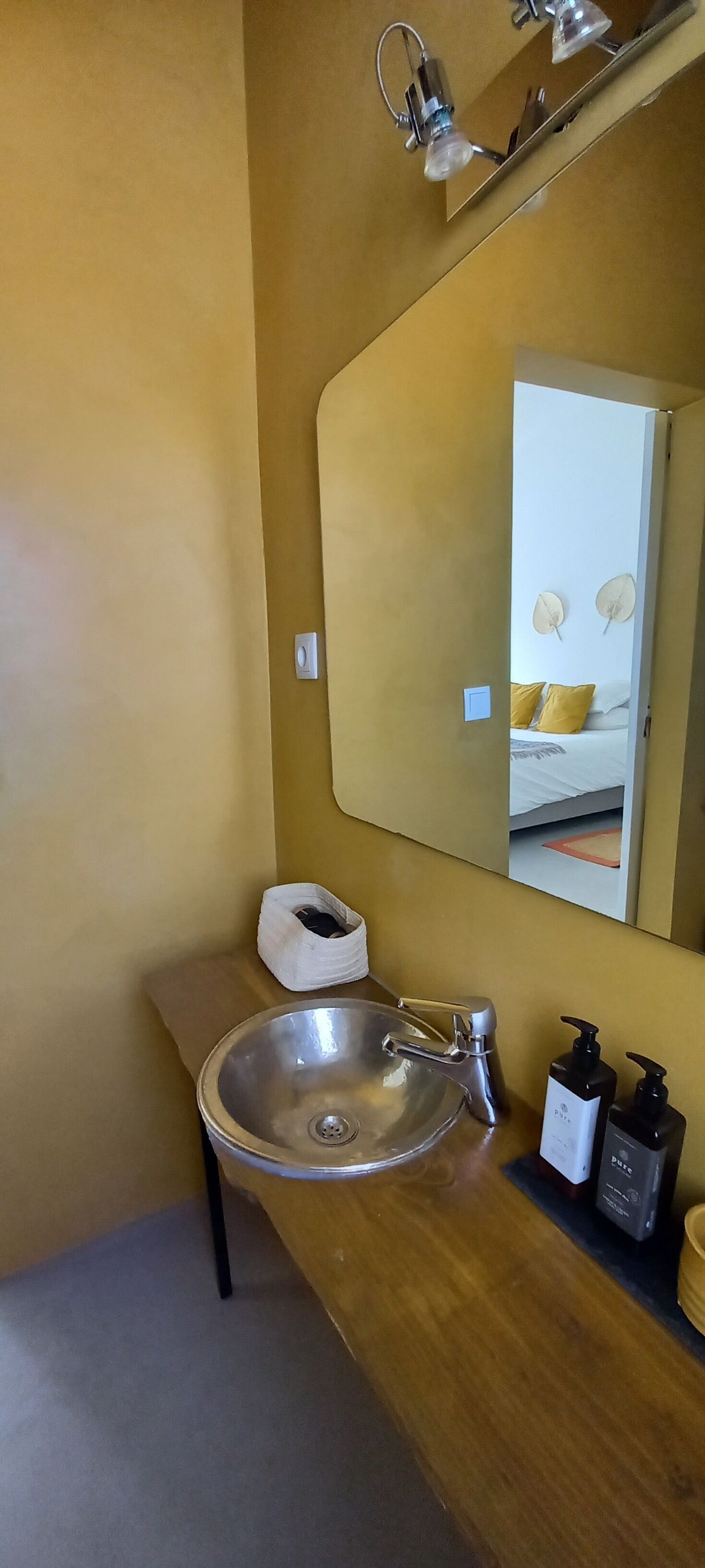 Ducha, secador de pelo, toallas, jabón