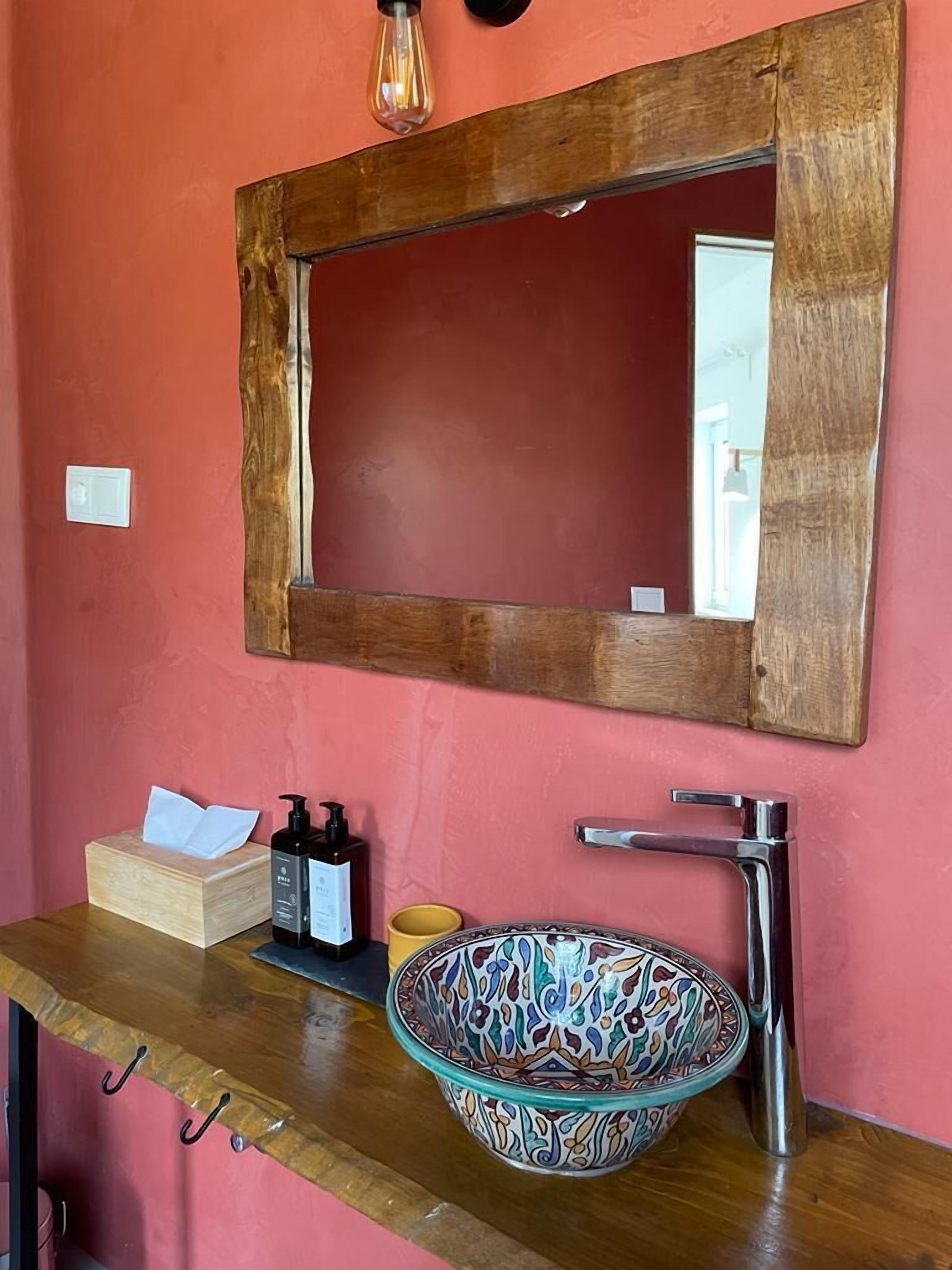 Minibar, escritorio y espacio para trabajar con laptop 