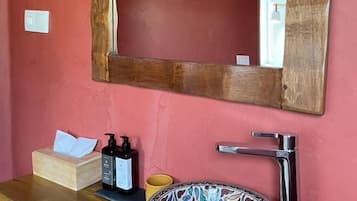 Minibar, escritorio y espacio para trabajar con laptop