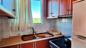 Jääkaappi, uuni, liesi, kahvin-/teenkeitin