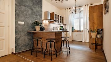 apartman, 3 hálószobával | Privát konyha | Hűtőszekrény, mikrohullámú sütő, mosogatógép és kávé-/teafőző
