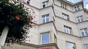 Ein Gebäude mit mehreren Schaufenstern, darunter ein Hotel namens STING HOTELS und ein Geschäft namens STAROZITNOSTI.