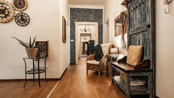 Apartament, 3 dormitoris | Sala d'estar | Televisor de pantalla plana de 80 cm amb canals per cable