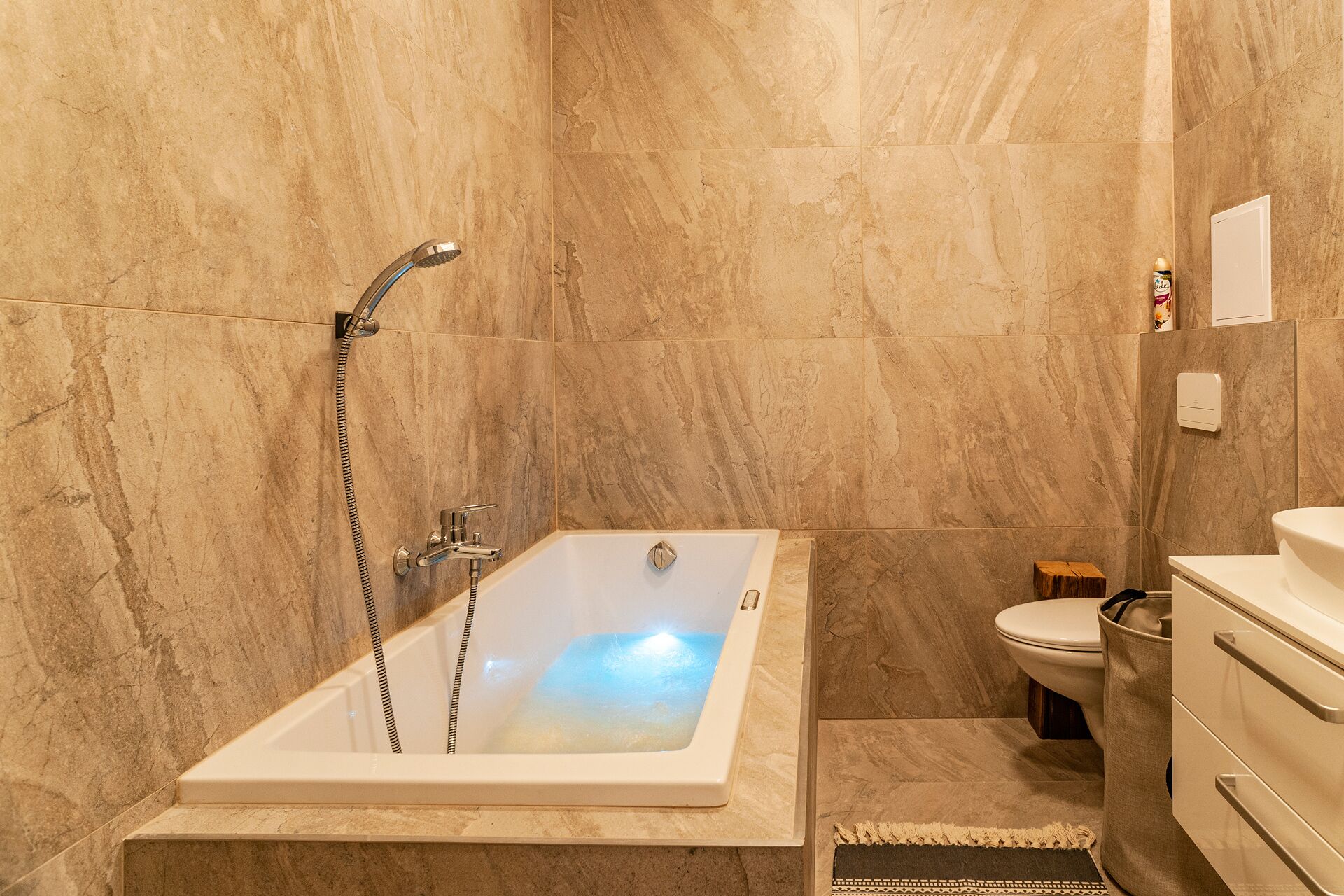 Une salle de bain moderne avec une baignoire sur pieds, des toilettes et un lavabo.
