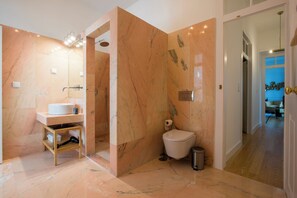Deluxe Apartment, 3 Bedrooms, Kitchen, Garden Area | Bathroom | Shower, free toiletries, hair dryer, slippers - Portas de São Bento Apartment (Lisbon)