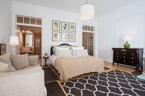 Deluxe-Apartment, 3 Schlafzimmer, Küche, zum Garten hin | 3 Schlafzimmer, Daunenbettdecken, schallisolierte Zimmer